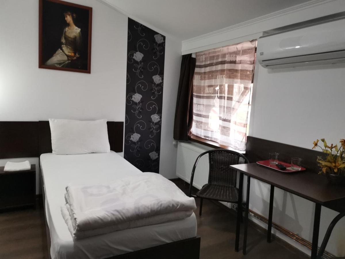 Joe Hostel Bucarest Esterno foto