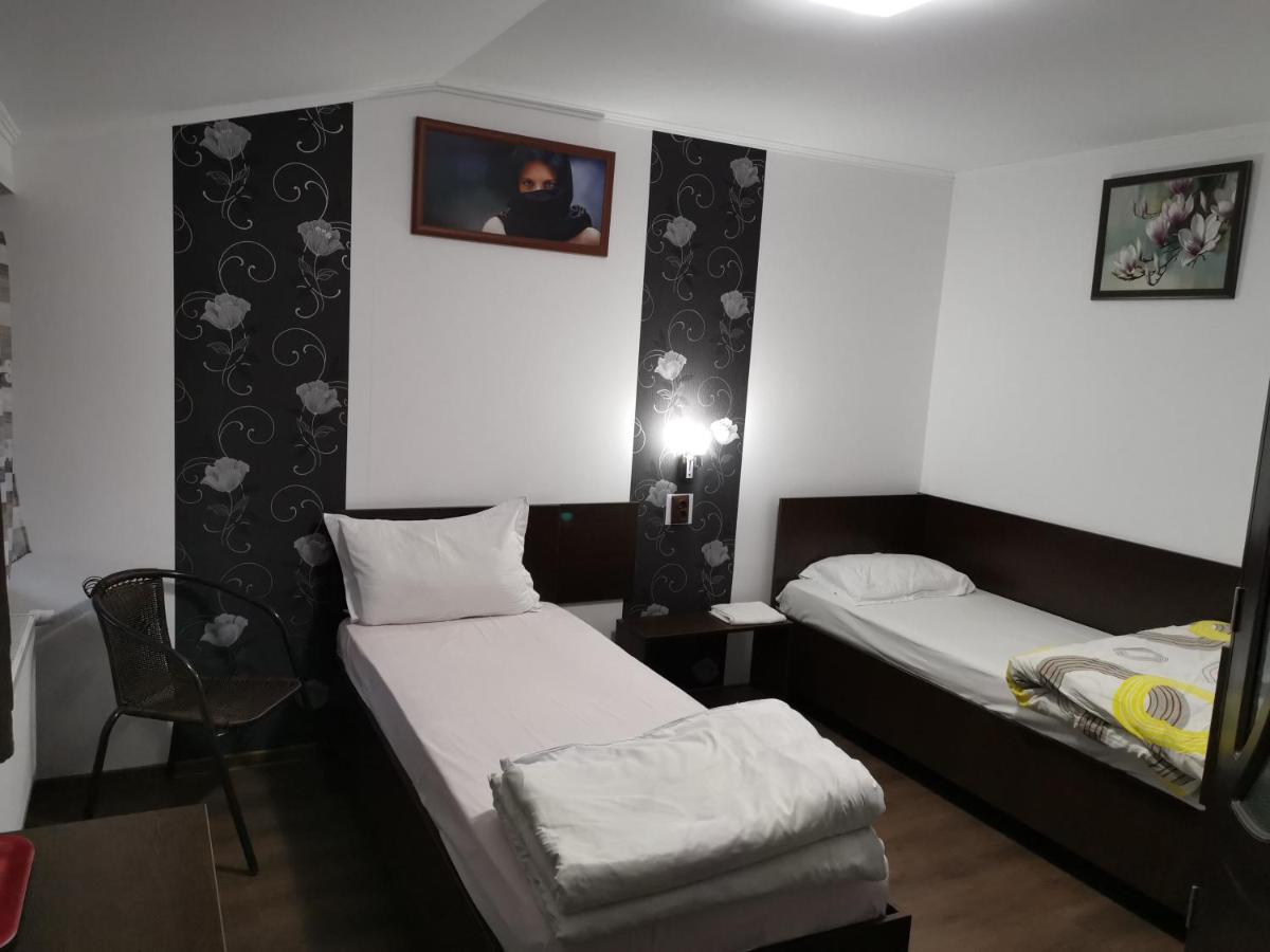 Joe Hostel Bucarest Esterno foto